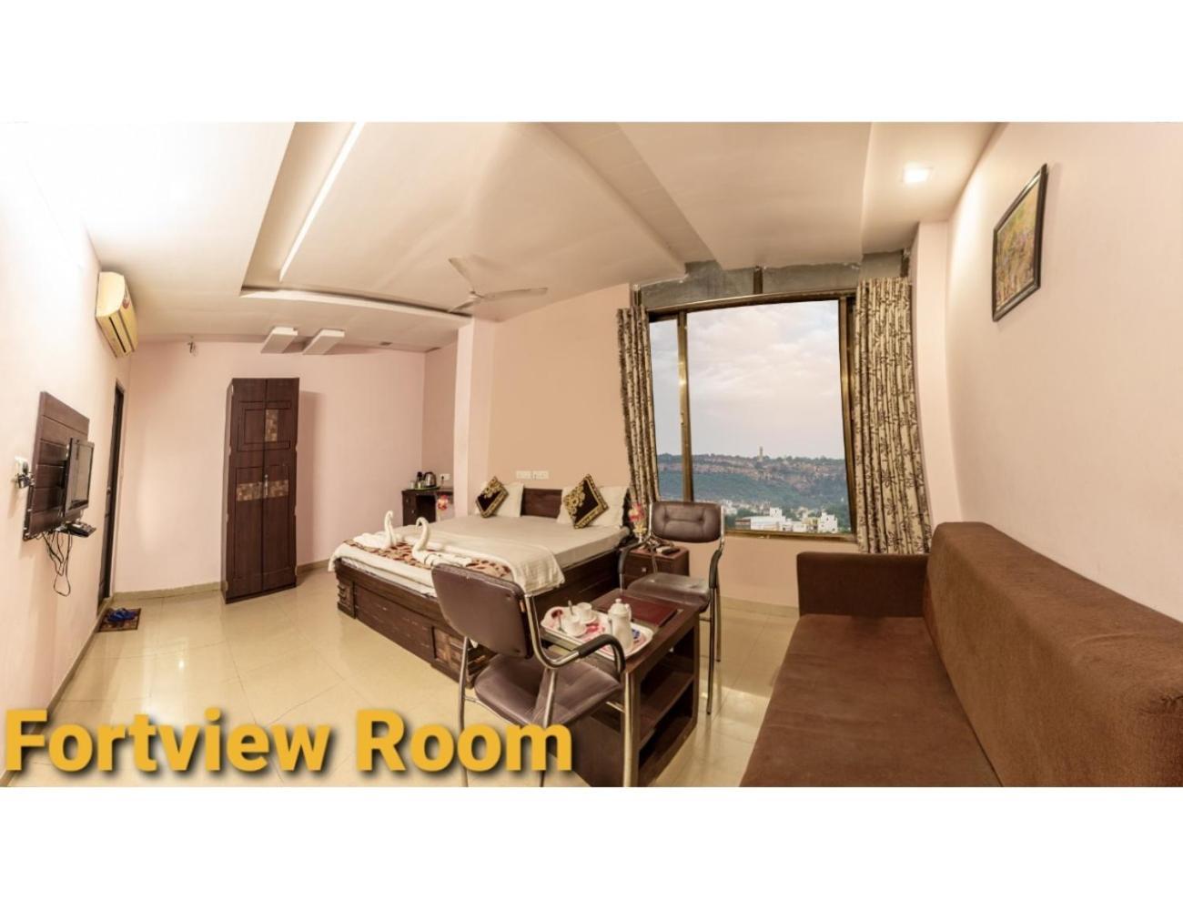 Hotel Shivam Fort View, Chittorgarh ภายนอก รูปภาพ